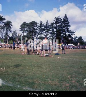 1960s, historisch, Highland Games, Schottland, UK, Ein Konkurrent, der den Hammerwurf macht. Stockfoto