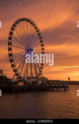Seattle, USA. 2. März 2022. Das Seattle Great Wheel beleuchtete zur Unterstützung der Ukraine bei Sonnenuntergang. Stockfoto