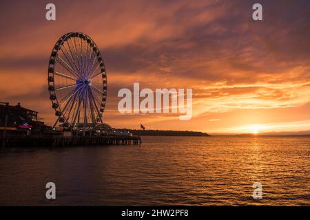 Seattle, USA. 2. März 2022. Das Seattle Great Wheel beleuchtete zur Unterstützung der Ukraine bei Sonnenuntergang. Stockfoto