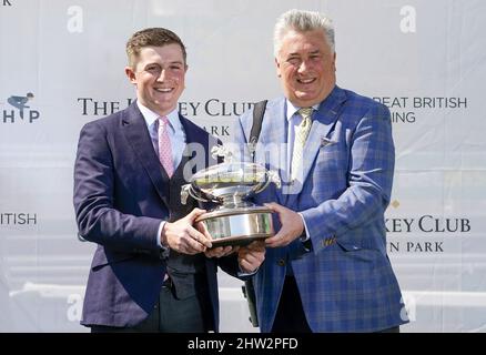 Aktenfoto vom 24-04-2021 von Paul Nicholls mit dem Assistenten Harry Derham, der am Ende der Saison in der Nähe von Marlborough auf eigene Faust aufbrechen wird. Der Schüler-Assistent Charlie Davies tritt bei Ditcheat in die zweite Rolle ein. Ausgabedatum: Donnerstag, 3. März 2022. Stockfoto