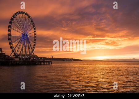 Seattle, USA. 2. März 2022. Das Seattle Great Wheel beleuchtete zur Unterstützung der Ukraine bei Sonnenuntergang. Stockfoto