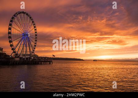 Seattle, USA. 2. März 2022. Das Seattle Great Wheel beleuchtete zur Unterstützung der Ukraine bei Sonnenuntergang. Stockfoto