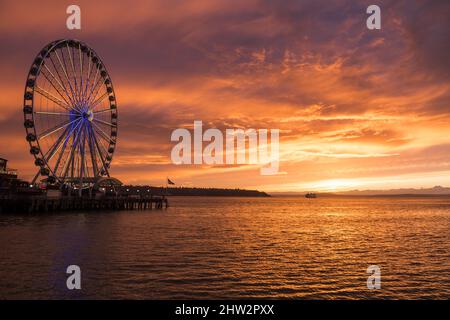 Seattle, USA. 2. März 2022. Das Seattle Great Wheel beleuchtete zur Unterstützung der Ukraine bei Sonnenuntergang. Stockfoto