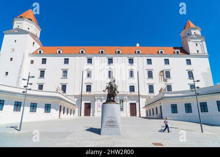 Statue des Königs svatopluk vor der Burg Bratislava, der Hauptburg von Bratislava, der Hauptstadt der Slowakei. Stockfoto