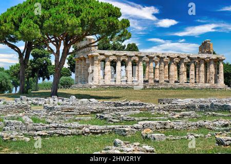 Der Tempel der Athene, einer der berühmten griechischen Tempel im archäologischen Park von Paestum, Salerno, Kampanien, Italien gefunden Stockfoto