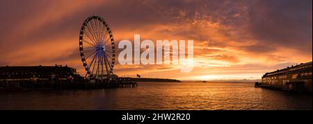 Seattle, USA. 2. März 2022. Das Seattle Great Wheel beleuchtete zur Unterstützung der Ukraine bei Sonnenuntergang. Stockfoto