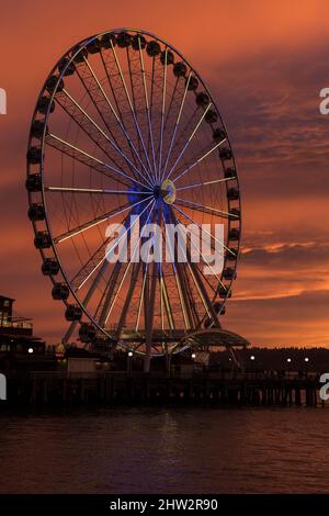 Seattle, USA. 2. März 2022. Das Seattle Great Wheel beleuchtete zur Unterstützung der Ukraine bei Sonnenuntergang. Stockfoto