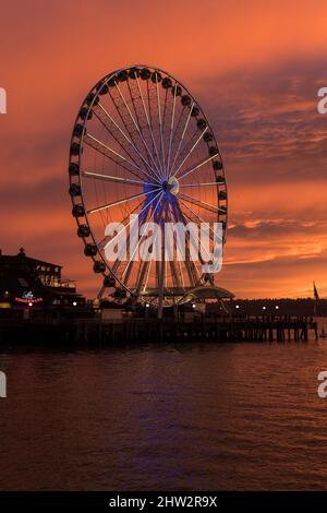 Seattle, USA. 2. März 2022. Das Seattle Great Wheel beleuchtete zur Unterstützung der Ukraine bei Sonnenuntergang. Stockfoto