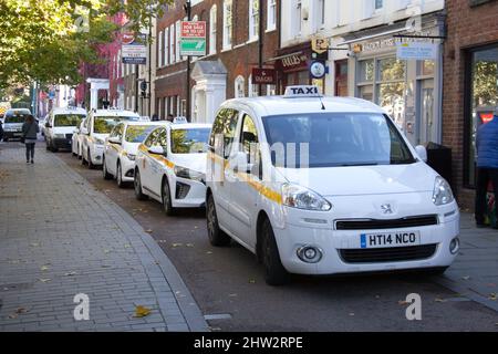 Taxis in einem Taxistand in St Albans, Hertfordshire, Großbritannien Stockfoto