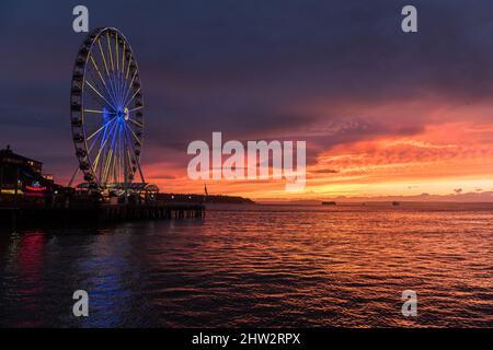 Seattle, USA. 2. März 2022. Das Seattle Great Wheel beleuchtete zur Unterstützung der Ukraine bei Sonnenuntergang. Stockfoto