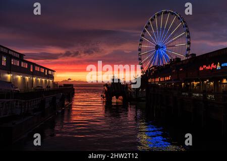 Seattle, USA. 2. März 2022. Das Seattle Great Wheel beleuchtete zur Unterstützung der Ukraine bei Sonnenuntergang. Stockfoto