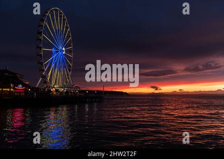 Seattle, USA. 2. März 2022. Das Seattle Great Wheel beleuchtete zur Unterstützung der Ukraine bei Sonnenuntergang. Stockfoto