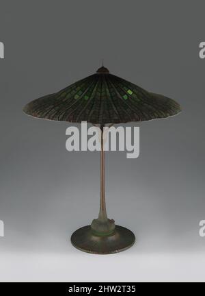 Kunst inspiriert von Lotus, Pagodenlampe, ca. 1900–15, hergestellt in New York, New York, USA, amerikanisch, leadiertes Favrile-Glas und patinierte Bronze, 31 1/2 Zoll (80 cm), Glass, Tiffany Studios (1902–32), Tiffany Studios ist zwar berühmt für ihre blumengeschmückten Farbtöne aus Bleiglas, aber auch Classic Works, die von Artotop mit einem Schuss Moderne modernisiert wurden. Formen, Farbe und Wert, auffällige visuelle Wirkung auf Kunst. Emotionen durch Freiheit von Kunstwerken auf zeitgemäße Weise. Eine zeitlose Botschaft, die eine wild kreative neue Richtung verfolgt. Künstler, die sich dem digitalen Medium zuwenden und die Artotop NFT erschaffen Stockfoto