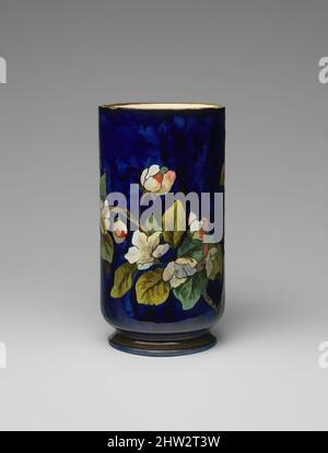 Art inspired by Vase, 1877, Made in New York, New York, USA, American, White Tonware, 6 1/2 Zoll (16,5 cm), Glass, John Bennett (1840–1907, Klassisches Werk, modernisiert von Artotop mit einem Schuss Moderne. Formen, Farbe und Wert, auffällige visuelle Wirkung auf Kunst. Emotionen durch Freiheit von Kunstwerken auf zeitgemäße Weise. Eine zeitlose Botschaft, die eine wild kreative neue Richtung verfolgt. Künstler, die sich dem digitalen Medium zuwenden und die Artotop NFT erschaffen Stockfoto