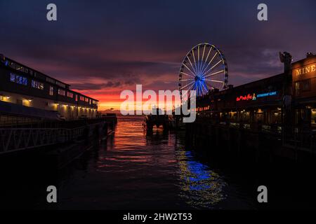 Seattle, USA. 2. März 2022. Das Seattle Great Wheel beleuchtete zur Unterstützung der Ukraine bei Sonnenuntergang. Stockfoto