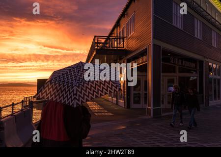 Seattle, USA. 2. März 2022. Sonnenuntergang bei einem Sturm am Wasser. Stockfoto