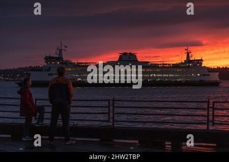 Seattle, USA. 2. März 2022. Sonnenuntergang bei einem Sturm am Wasser. Stockfoto
