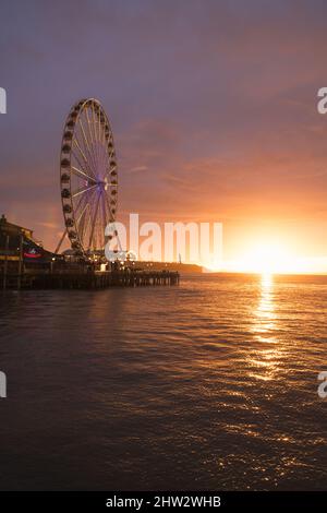 Seattle, USA. 2. März 2022. Das Seattle Great Wheel beleuchtete zur Unterstützung der Ukraine bei Sonnenuntergang. Stockfoto