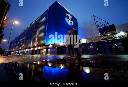 Liverpool, England, 3.. März 2022. Fans, die vor dem Spiel des Emirates FA Cup im Goodison Park, Liverpool, ankommen. Bildnachweis sollte lauten: Andrew Yates / Sportimage Stockfoto