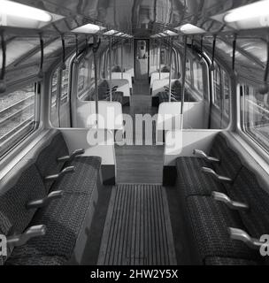 1968, historisches Bild, das das Innere einer neuen Londoner U-Bahn auf der Victoria-Linie zeigt, der ersten U-Bahn, die seit Anfang 1900s in London gebaut wird. Die Strecke wurde gebaut, um die Überlastung des restlichen Netzes zu überstehen, und wurde als erste vollwertige automatische Eisenbahn der Welt eröffnet. Stockfoto