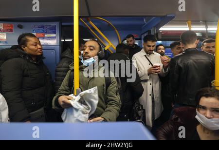 Pendler in einem vollgepackten Bus in der Nähe des Bahnhofs Green Park in London während eines Streiks von Mitgliedern der Gewerkschaft Rail, Maritime and Transport Union (RMT), da Pendler am Donnerstag aufgrund eines erneuten Streiks von Tausenden von Beschäftigten, der die U-Bahn-Dienste in London lähmen wird, einem weiteren Tag des Reisesaos gegenüberstehen. Bilddatum: Donnerstag, 3. März 2022. Stockfoto