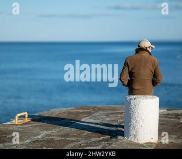 1. März 2022. Lossiemouth, Moray, Schottland. Dies ist eine Szene von der Haupttouristenroute innerhalb der Küstenstadt Lossiemouth an einem hellen, sonnigen Tag. Stockfoto