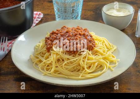 Teller mit Spaghetti Bolognese auf dem Tisch Stockfoto
