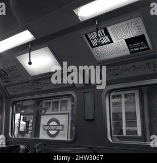 1960s, historisch, Innenansicht der Kutsche einer U-Bahn der Londoner U-Bahn an der U-Bahn-Station Woodford, Essex. Stockfoto