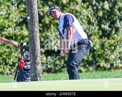 Orlando, FL, USA. 3. März 2022. Hideki Matsuyama aus Japan kann sich während der ersten Golfaktion der Arnold Palmer Invitational, die von Mastercard präsentiert wird, im Arnold Palmer's Bay Hill Club & Lodge in Orlando, FL, bis auf die 14. Green bespielen. Romeo T Guzman/CSM/Alamy Live News Stockfoto