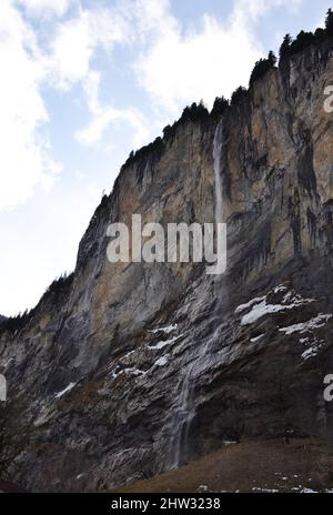 Staubbach Wasserfall im Winter im Dorf Lauterbrunnen, Schweiz Stockfoto
