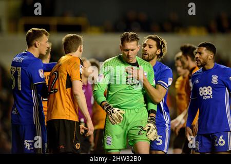 Ryan Shotton hält Tomasz Kuszczak aus Birmingham zurück. Wolverhampton Wanderers gegen Birmingham City auf der Molineux 24/02/2017 - Sky Bet Championship Stockfoto