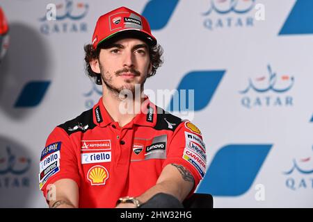 Losail, Katar. 03. März 2022. Pressekonferenz und Präsentation von Fahrern und Fahrrädern vor dem MotoGP Grand Prix von Katar auf dem Losail International Circuit, Katar, 03. März 2022 in Bild: Bagnaia Rueda de prensa y presentacion de pilotos y equipos previa al Gran Premio de Qatar en el Circuito Internacional de Losail, Qatar 3 de Marzo de 2022 POOL/ MotoGP.com/Cordon die Pressebilder sind nur für die redaktionelle Verwendung bestimmt. Obligatorischer Kredit: © motogp.com Kredit: CORDON PRESS/Alamy Live News Stockfoto