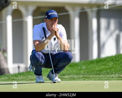 Orlando, FL, USA. 3. März 2022. Adam Long aus den Vereinigten Staaten auf dem 10. Green während der ersten Runde Golf Aktion des Arnold Palmer Invitational präsentiert von Mastercard im Arnold Palmer's Bay Hill Club & Lodge in Orlando, FL. Romeo T Guzman/CSM/Alamy Live News Stockfoto