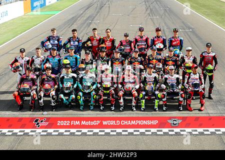 Losail, Katar. 03. März 2022. Pressekonferenz und Präsentation von Fahrern und Fahrrädern vor dem MotoGP Grand Prix von Katar auf dem Losail International Circuit, Katar, 03. März 2022 in Bild: Moto3™: Die Klasse der 2022 Rueda de prensa y presentacion de pilotos y equipos previa al Gran Premio de Qatar en el Circuito Internacional de Losail, Qatar 3 de Marzo de 2022 POOL/ MotoGP.com/Cordon die Pressebilder sind nur für den redaktionellen Gebrauch bestimmt. Obligatorischer Kredit: © motogp.com Kredit: CORDON PRESS/Alamy Live News Stockfoto