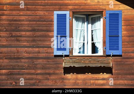 Alte offene Fenster eines Hauses in einem schweizer Dorf Stockfoto