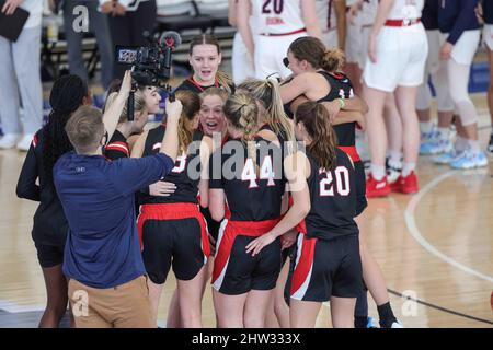 Wilmington, DE, USA. 3. März 2022. Davidson Wildcats feiert nach einer Runde zwei A10 Women's Championship Turniersieg über Platz 8 Richmond Spiders Donnerstag, 03. März 2022; im Chase Fieldhouse in Wilmington, DE. (Bild: © Saquan Stimpson/ZUMA Press Wire) Stockfoto