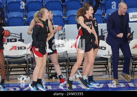 Wilmington, DE, USA. 3. März 2022. Davidson Wildcats feiert nach einer Runde zwei A10 Women's Championship Turniersieg über Platz 8 Richmond Spiders Donnerstag, 03. März 2022; im Chase Fieldhouse in Wilmington, DE. (Bild: © Saquan Stimpson/ZUMA Press Wire) Stockfoto