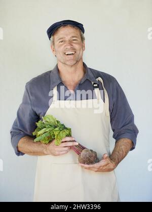 Auf dem Weg zum Markt. Ein reifer Mann mit einem Haufen Rote Bete. Stockfoto