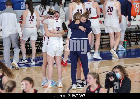 Wilmington, DE, USA. 3. März 2022. Richmond Spiders Spieler weinen und umarmen nach einer Runde zwei A10 Women's Championship Turnier Verlust auf Platz 9 Davidson Donnerstag, 03. März 2022; im Chase Fieldhouse in Wilmington, DE. (Bild: © Saquan Stimpson/ZUMA Press Wire) Stockfoto