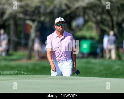 Orlando, FL, USA. 3. März 2022. Rickie Fowler aus den Vereinigten Staaten nähert sich dem 10. Green während der ersten Runde Golf Aktion des Arnold Palmer Invitational präsentiert von Mastercard im Arnold Palmer's Bay Hill Club & Lodge in Orlando, FL statt. Romeo T Guzman/CSM/Alamy Live News Stockfoto