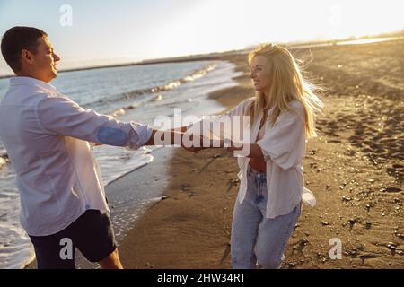 Junges Paar genießt den Abend am Strand zusammen Stockfoto