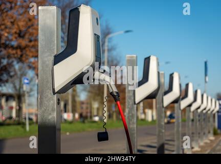 Parkplatz im Freien mit Ladegeräten für Elektroautos, selektiver Fokus Stockfoto