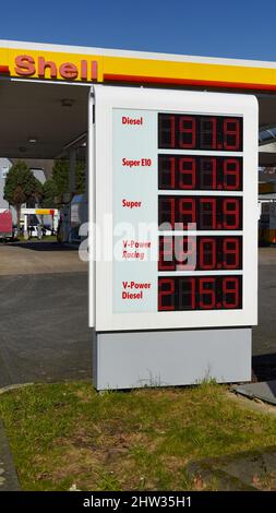 Bochum, Deutschland - März 03,2022: Schild an einer Tankstelle mit hohen Benzinpreisen in Deutschland Stockfoto