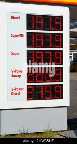 Melden Sie sich im März 2022 an einer Tankstelle mit hohen Benzinpreisen in Deutschland an Stockfoto