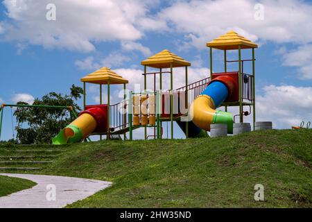 Spielplatz in Argentinien ohne Menschen an einem sonnigen Tag Stockfoto