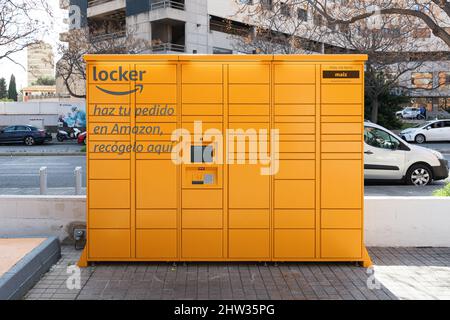 VALENCIA, SPANIEN - 28. FEBRUAR 2022: Amazon locker befindet sich außerhalb einer Tankstelle Stockfoto