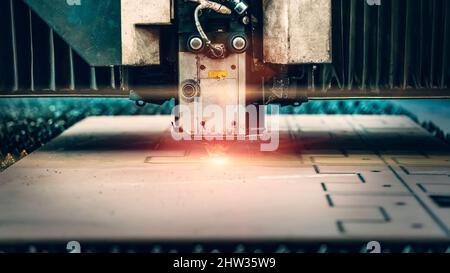 CNC-Schneiden von Metall. Laser-Plasma-Cutter-Maschine aus nächster Nähe. Stockfoto