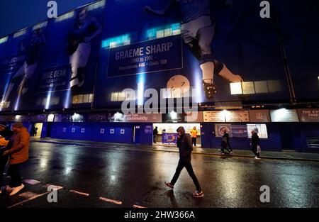 Liverpool, England, 3.. März 2022. Fans, die vor dem Spiel des Emirates FA Cup im Goodison Park, Liverpool, ankommen. Bildnachweis sollte lauten: Andrew Yates / Sportimage Stockfoto