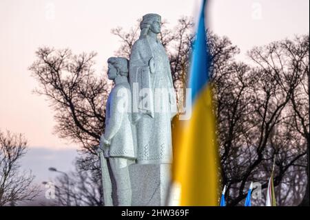 STELLEN SIE SICH MIT DER UKRAINE-Kundgebung vor dem Freiheitsdenkmal der Stadt Dobele, um gegen den Krieg zu protestieren und die Ukraine zu unterstützen Stockfoto