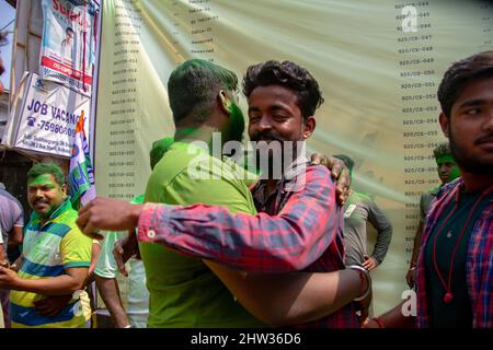 Kalkutta, Indien. 03. Januar 2022. Grüner Sturm wütet in den Stadtumfragen von Rajpur Sonarpur, 33 von 35 von Trinamool Congreess (TMC) besetzten Bezirken in Kalkutta, Indien, am 1. März 2022. (Foto: Sudip Chanda/Pacific Press/Sipa USA) Quelle: SIPA USA/Alamy Live News Stockfoto